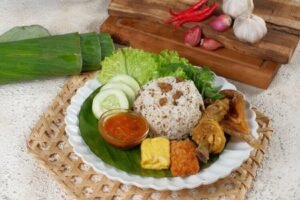 Menjelajahi Malam di Tasikmalaya: Rekomendasi Tempat Makan yang Wajib Dicoba Pecinta Kuliner Nasi Tutug Oncom, kuliner khas Tasikmalaya.