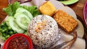 Rasakan nikmatnya nasi tutug oncom khas Tasikmalaya.