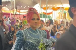 Ning Robwah, anak kiai viral usai lepas hijab di hari pernikahan.