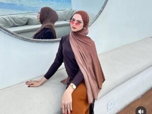 Wajah Feminin, Fakta Mengejutkan: Mengurai Kisah Viral Sister Hong Lombok dari Para Korban Viral kisah Sister Hong versi Indonesia dari Lombok. Seorang pria diduga bernama Deni menyamar menjadi seorang wanita bernama Dea.