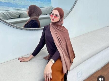 Sister Hong Versi Indonesia Viral: Kisah Penyamaran MUA Hijaber dari Lombok yang Gegerkan Publik Viral kisah Sister Hong versi Indonesia dari Lombok. Seorang pria diduga bernama Deni menyamar menjadi seorang wanita bernama Dea.
