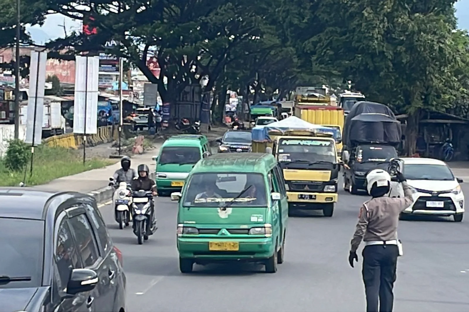 Jelang Natal 2025, Arus Kendaraan di Cileunyi Mulai Padat