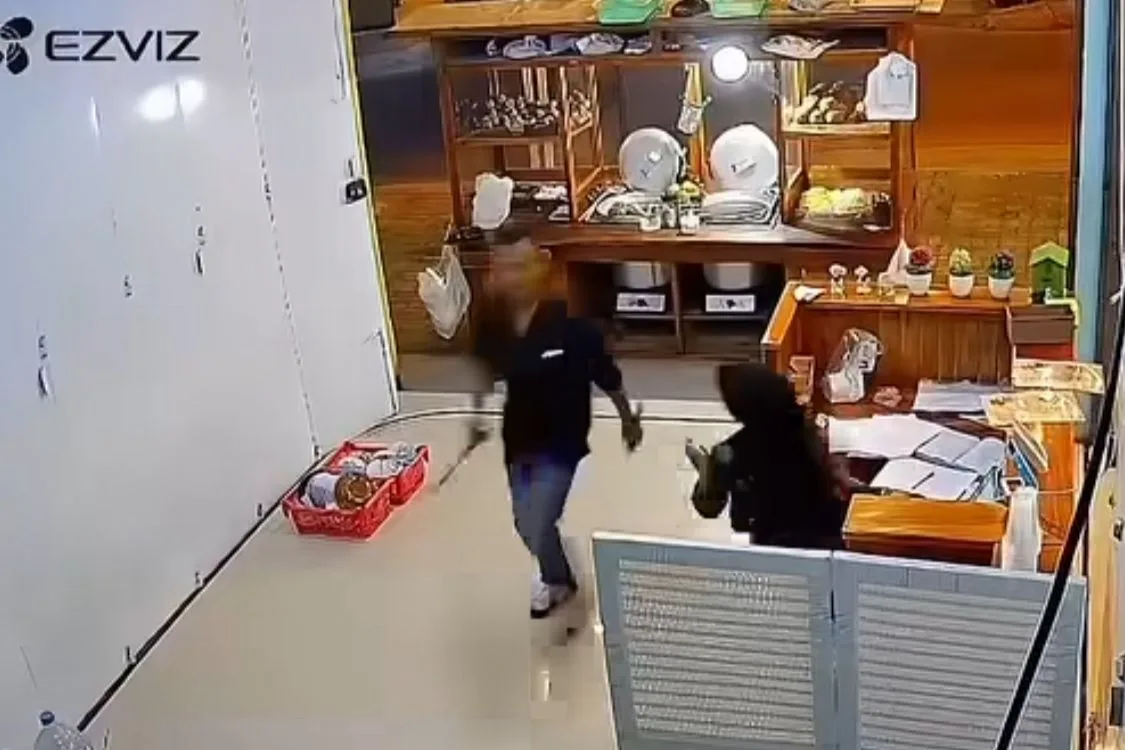 Pria Bawa Golok Ngamuk di Warung Bakso Ciparay, Diduga Cemburu Berat