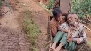 Viral Ekskavator Jadi Tandu Darurat, Angkut Lansia Sakit di Pelosok Bandung Barat
