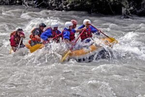Liburan Anti Bosan: 5 Destinasi Arung Jeram Sekitar Bandung yang Wajib Dicoba