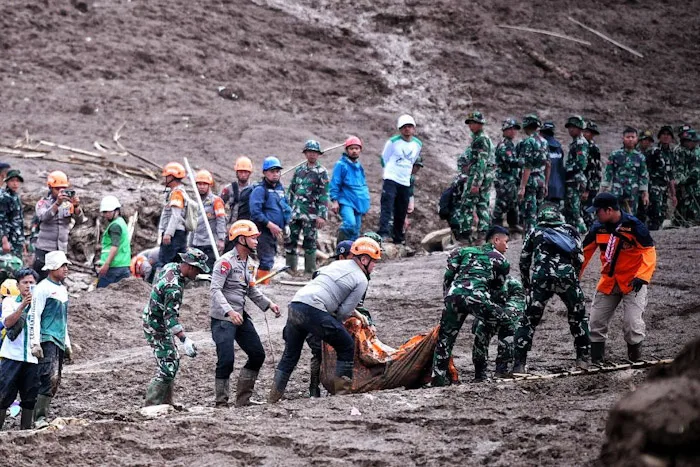 Update Longsor Cisarua: 20 Korban Berhasil Diidentifikasi, Ratusan Warga Bertahan di Pengungsian