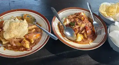 Wajib Coba! 6 Kuliner Legendaris Garut yang Bikin Lidah Bergoyang Makanan khas Indonesia, sambal goreng, dan kerupuk renyah di Bukamata.id.