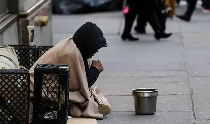 Pemkot Bandung Soroti Tunawisma di Ruang Publik, Sekda: Pusat Kota adalah Etalase Bandung Lawan kemiskinan, foto pengemis di jalan ibukota dengan perlengkapan sederhana.