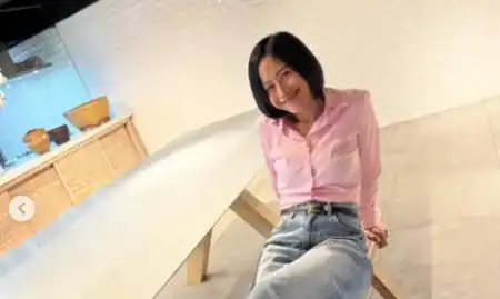 Farida Nurhan Klarifikasi Soal Akun YouTube yang Dijual Rp 10 Miliar Gadis muda tersenyum di interior cafe modern, suasana santai dan cozy.