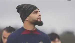 Viral! Mbappe Komentari Aksi Kurzawa di Persib, Gocek Adam Alis Jadi Sorotan Pria berlatih olahraga di luar ruangan dengan topi hitam Nike, fokus dan serius.