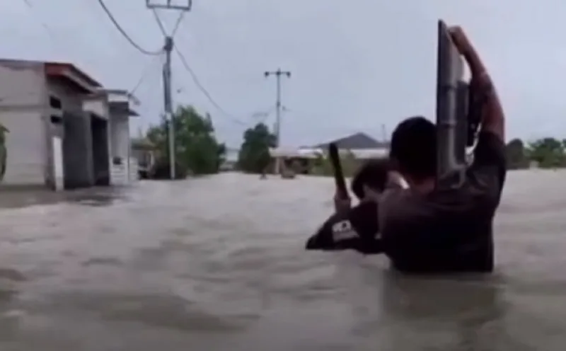 Banjir Setinggi 2 Meter Rendam Green Lavender Sukamekar, Warga Bergerak Selamatkan Barang Berharga