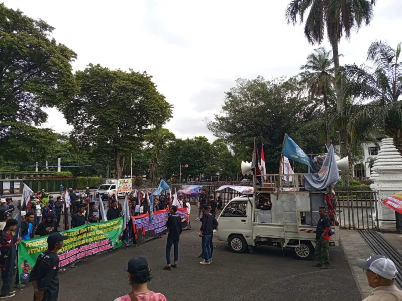 Defisit dan Dugaan KKN, Demonstran Gempur Kantor Gubernur Jabar Dedi Mulyadi