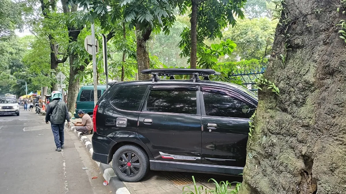 Satpol PP Akui Kewalahan Atasi Parkir Liar di Sekitar Bandung Zoo