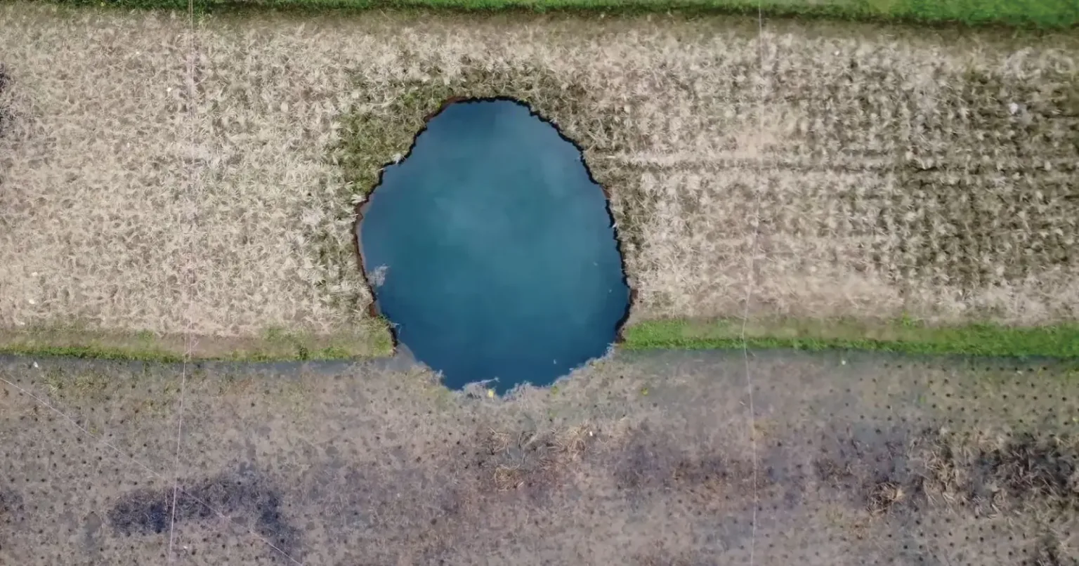 Debit Air Sinkhole di Sawah Sumbar Naik Drastis, Warga Diminta Tetap Waspada