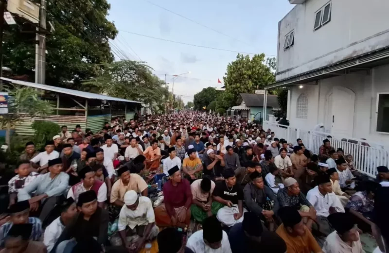 Fakta di Balik Viral War Tarawih di Sumenep: Ribuan Jemaah Padati Jalan Sejak Siang demi Amplop Rp300 Ribu!