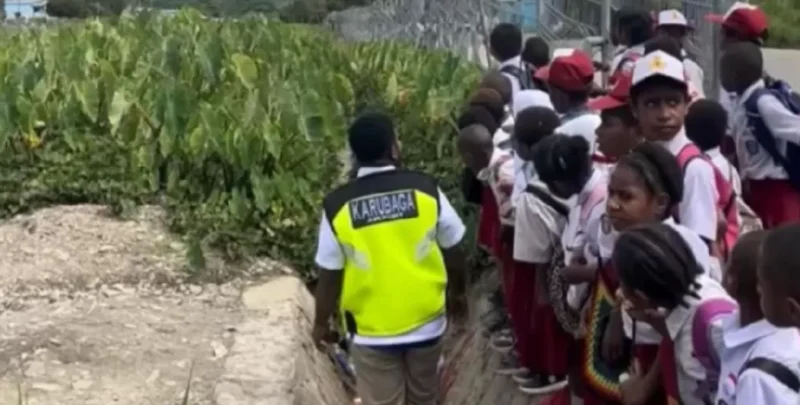 Hanya Ada di Indonesia! Jalan Menuju Sekolah yang Juga Jadi Landasan Pacu Pesawat Aktif!
