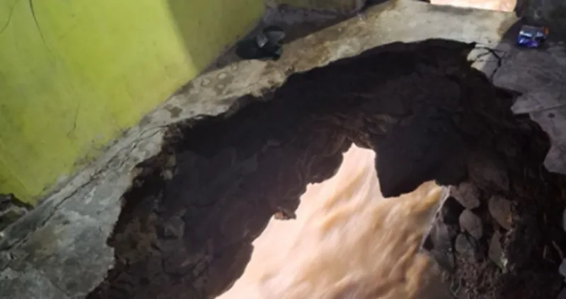 Kejadian Tragis di Cilame: Rumah Amblas Akibat Luapan Sungai, Seorang Warga Hilang