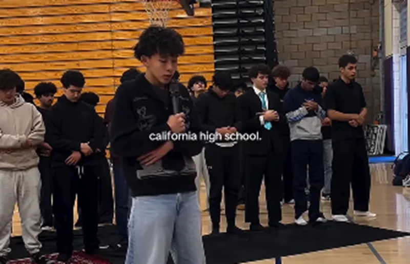 Gaya Kalcer, Hati Tetap Sholeh! Mengenal Mustaqeem, Imam Viral yang Bikin Netizen Dunia Terpukau!