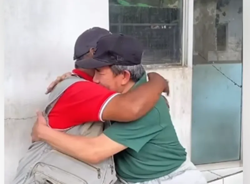 Tangis Pecah Usai 43 Tahun! Pertemuan Dua Sahabat SD Ini Bikin Netizen Ikut Mewek