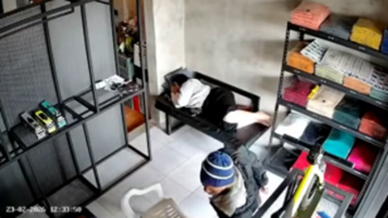 Heboh! Kakek Nekat Curi iPhone 17 Pro Max di Toko Sumedang