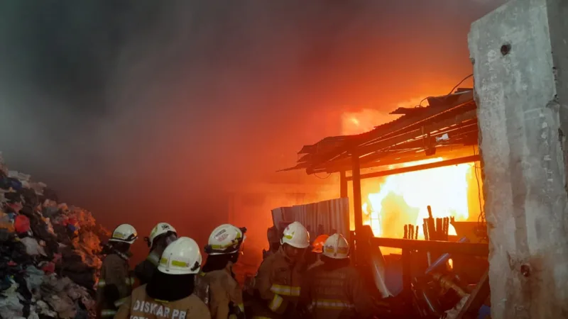 Pabrik Plastik di Cibolerang Bandung Terbakar saat Ditinggal Karyawan Libur