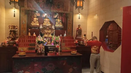 Khidmat! Malam Imlek di Wihara Dharma Ramsi Penuh Harapan dan Kedamaian