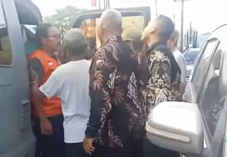 Akses Ambulans Terhalang Parkir Mobil Tamu, Respons Panitia Hajatan Malah Ngajak Ribut!