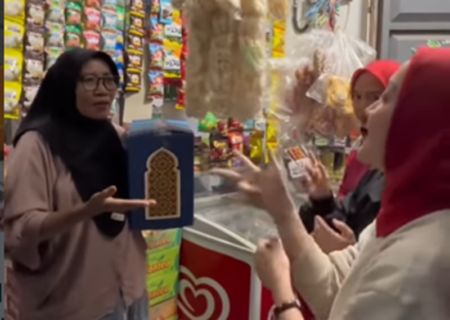 Momen Haru Si Kembar Tunarungu Cantik Berbagi Hadiah ke Ibu Warung yang Memviralkannya