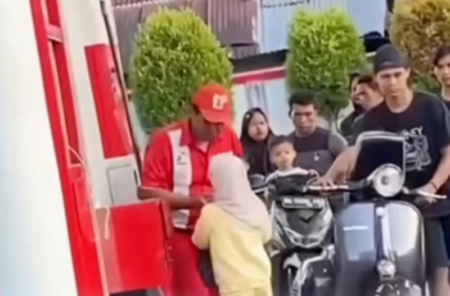 Viral! Kisah Haru di Balik Seragam SPBU: Anak Jadi Kekuatan Ayah Saat Berbuka Puasa