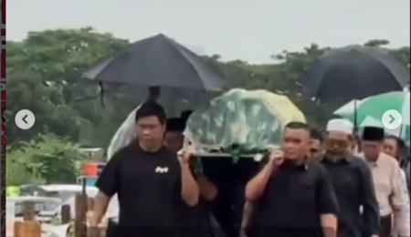 Vidi Aldiano Dimakamkan di TPU Tanah Kusir, Rekan Selebriti Beri Penghormatan Terakhir