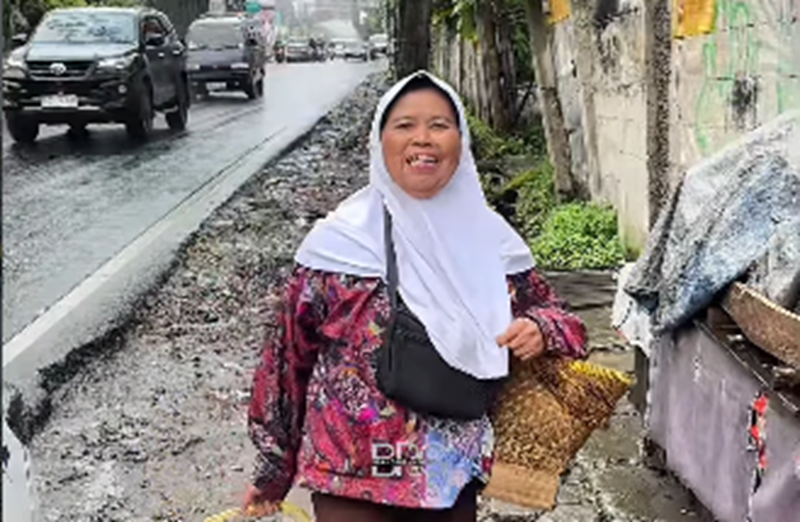 Nangis! Ibu 61 Tahun Jalan Kaki Jualan Nasi Demi Hidup, Polisi Ini Tiba-Tiba Borong Dagangannya