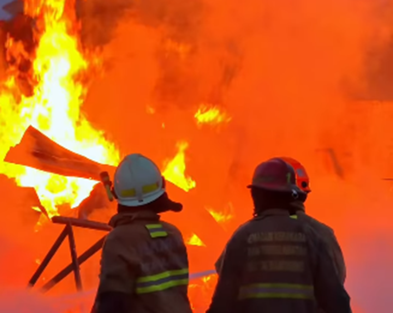 Kebakaran Hebat Toko Kayu di Jalan Moch Toha Bandung Dini Hari, Warga Diminta Waspada