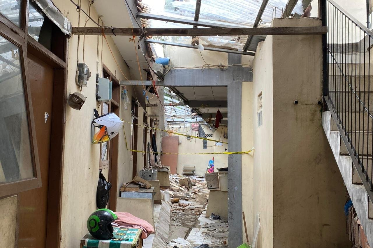 Ledakan Misterius Hancurkan Kontrakan 19 Kamar di Cileunyi, Satu Penghuni Terluka