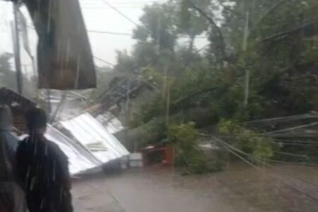 Badai Hujan dan Angin Kencang Terjang Cicalengka, Jalan Tertutup Pohon Tumbang