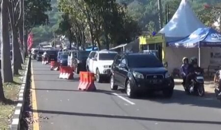 Padat Merayap! Jalur Pacira dan Pangalengan Diserbu Kendaraan Lokal