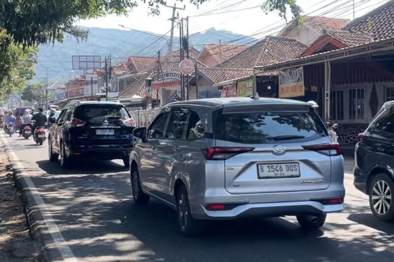 Libur Lebaran Membludak, Jalur Ciwidey Lumpuh! Polisi Siaga 24 Jam