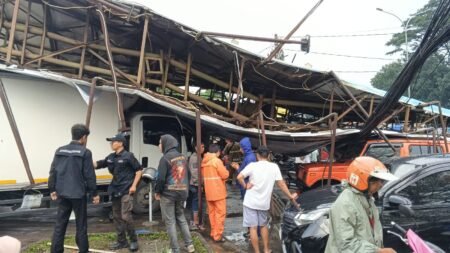 Diterjang Angin Kencang, Reklame Raksasa di Buah Batu Bandung Roboh Timpa Mobil dan Pos Jaga