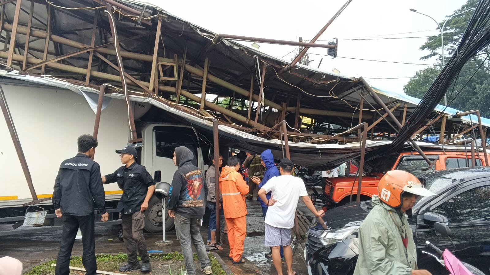 Diterjang Angin Kencang, Reklame Raksasa di Buah Batu Bandung Roboh Timpa Mobil dan Pos Jaga