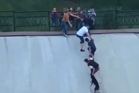 Dulu Viral, Sekarang Abadi! Kisah Dibalik Patung ‘Rantai Manusia’ di Kazakhstan yang Bikin Haru