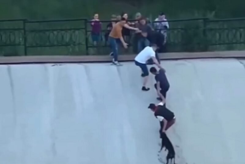 Dulu Viral, Sekarang Abadi! Kisah Dibalik Patung ‘Rantai Manusia’ di Kazakhstan yang Bikin Haru