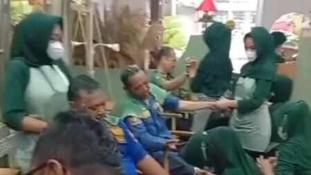 Pantang Pulang Sebelum Wangi! Petugas Damkar Dihadiahi Paket Nyalon Lengkap Usai Bantu Warga