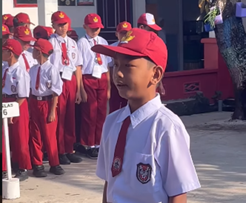 Suaranya Bikin Merinding! Siswa Kelas SD Baca UUD 1945 Tanpa Teks, Pejabat Belum Tentu Bisa