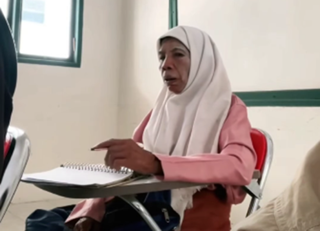 Menolak Lupa Mimpi: Kisah Dessy, Mahasiswi yang ‘Terjebak’ di Ruang Kelas Demi Sebuah Janji