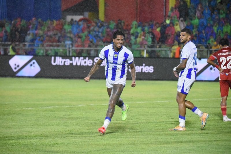 Persib Makin Perkasa! Tumbangkan Semen Padang 2-0 di Kandang