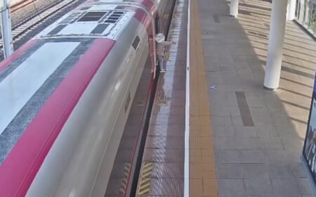 Gara-gara Barang Tertinggal, Penumpang Nekat Ganjal Pintu Whoosh: Jadwal Berangkat Jadi Kacau!