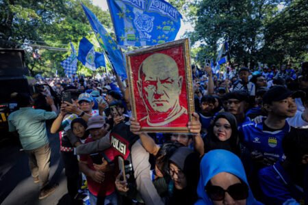 DLH Bandung Angkut Puluhan Ton Sampah dari 6 Titik Keramaian Pesta Juara