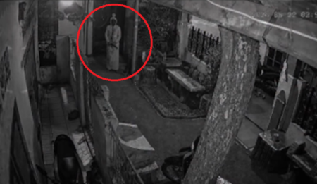 TEROR POCONG 2026: Bawa Sajam dan Ketuk Pintu Warga, Ternyata Ini Fakta Mengerikan di Baliknya!