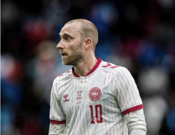 Momen Mencekam! Christian Eriksen Kolaps di Tengah Laga Denmark vs Ukraina, Stadion Langsung Panik