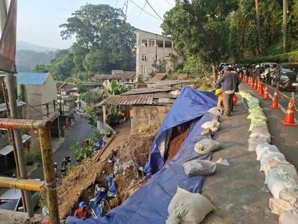 Amblesan Jalan Dago Atas Bikin Perjalanan Melambat, Pengguna Jalan Minta Perbaikan Dipercepat
