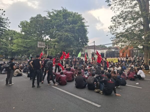 Rakyat Makin Terhimpit Ekonomi, GMNI Bandung Geruduk DPRD Jabar dan Bawa 6 Tuntutan Keras